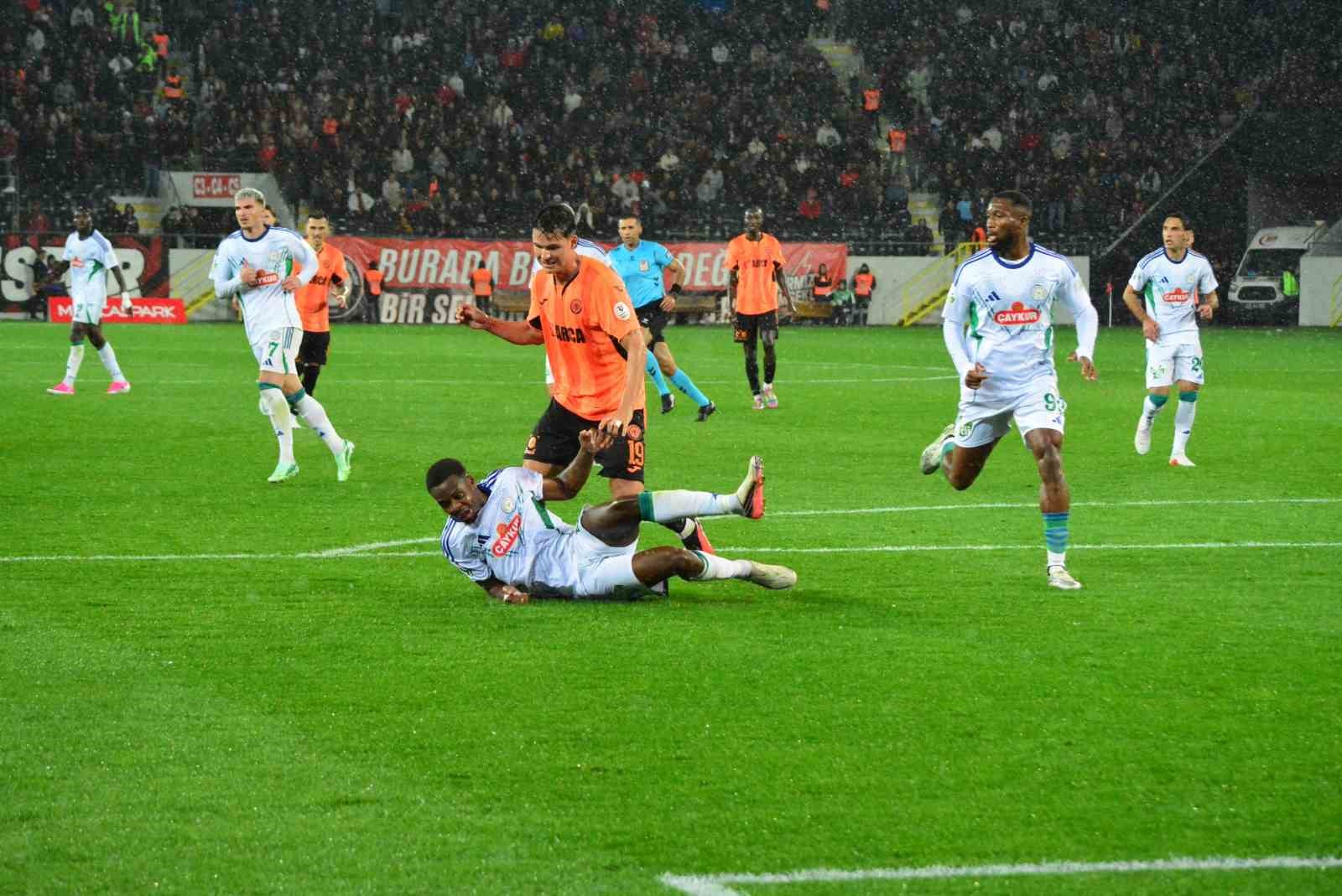 TRENDYOL SÜPER LİG'İN 8. HAFTASINDA ÇORUM FK, EVİNDE KONUK ETTİĞİ ÇAYKUR RİZESPOR'U 2-1 MAĞLUP ETTİ.