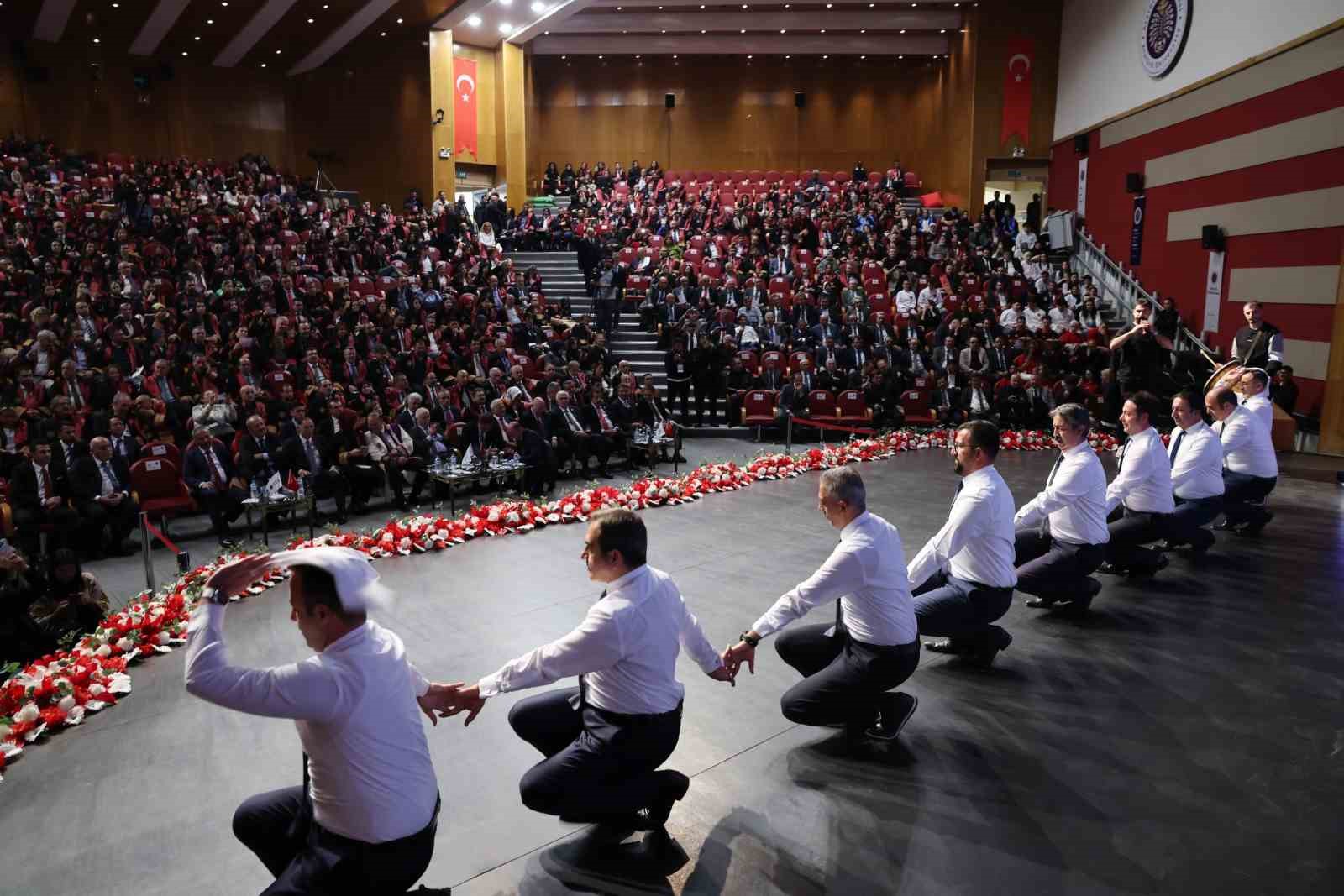 KÖKLÜ TARİHİ, NİTELİKLİ EĞİTİM KADROSU VE ULUSAL İLE ULUSLARARASI ALANDA ELDE ETTİĞİ BAŞARILARLA DOĞU’NUN BİLİM MEŞALESİ OLAN ATATÜRK ÜNİVERSİTESİ, 2026-2027 EĞİTİM-ÖĞRETİM YILI AKADEMİK AÇILIŞ TÖRENİNİ BÜYÜK BİR COŞKU VE GENİŞ BİR KATILIMLA GERÇEKLEŞTİRDİ. 15 TEMMUZ MİLLİ İRADE SALONUNDA DÜZENLENEN ETKİNLİĞİN ONUR KONUĞU ANAYASA MAHKEMESİ BAŞKANI KADİR ÖZKAYA OLDU.