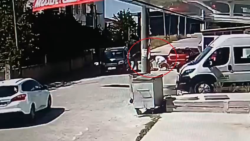 TEKİRDAĞ’IN KAPAKLI İLÇESİNDE KÖPEĞİNİ GEZDİRMEK İSTEYEN GENÇ, SOKAKTA BULUNAN BAŞKA BİR KÖPEĞİN SALDIRISINA UĞRADI. OLAY GÜVENLİK KAMERALARI TARAFINDAN ANBEAN KAYDEDİLDİ.