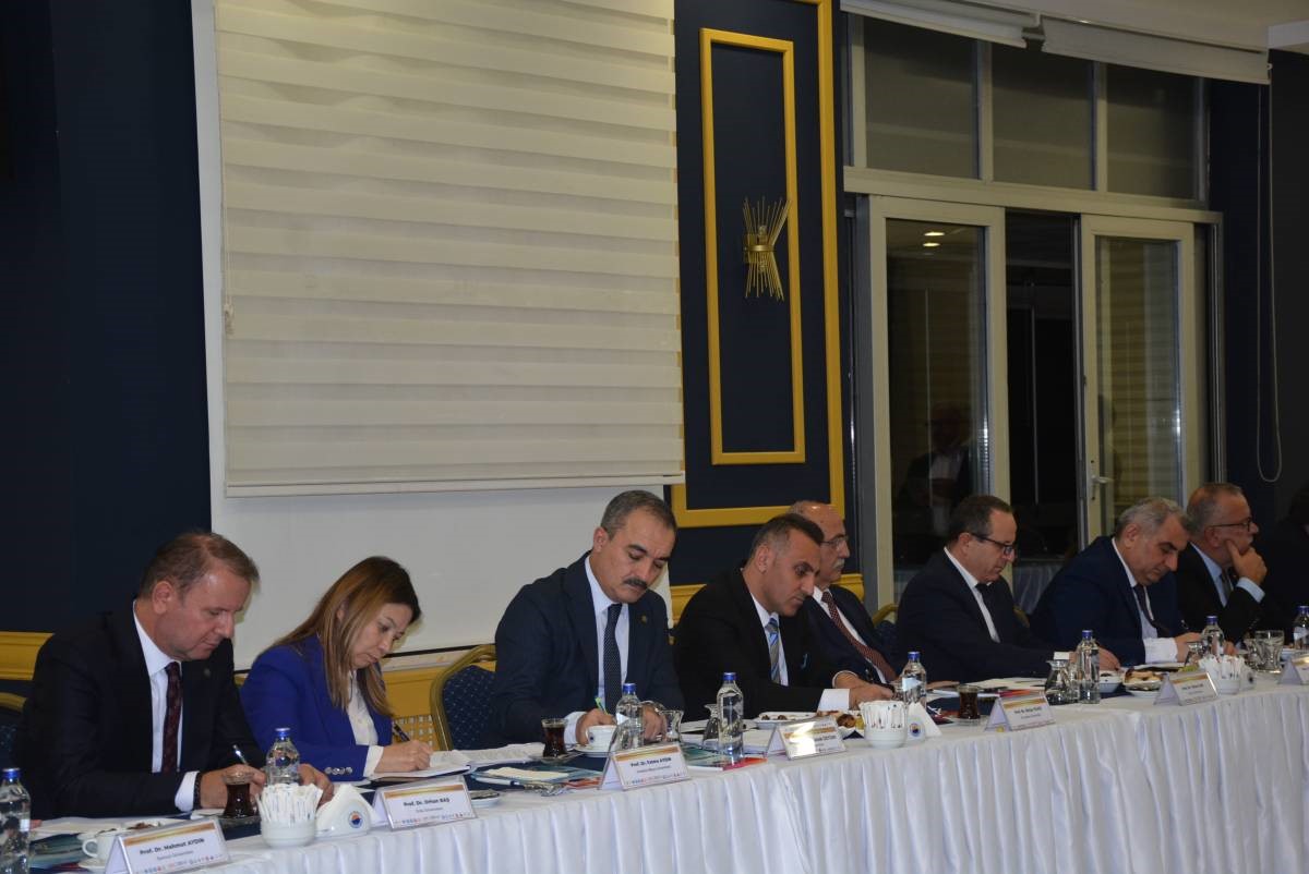 SİNOP ÜNİVERSİTESİ EV SAHİPLİĞİNDE DÜZENLENEN ÜNİ-DOKAP ÜNİVERSİTELER BİRLİĞİ VE BATI KARADENİZ ÜNİVERSİTELER BİRLİĞİ TOPLANTISI’NDA, ÜNİVERSİTELER ARASINDAKİ İŞ BİRLİĞİNİN GELİŞTİRİLMESİ VE ORTAK ÇALIŞMALARIN ARTIRILMASI KONULARI ELE ALINDI.