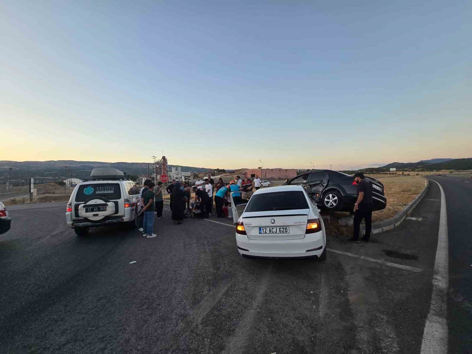 BİNGÖL’DE TRAFİK KAZASI: 3 YARALI