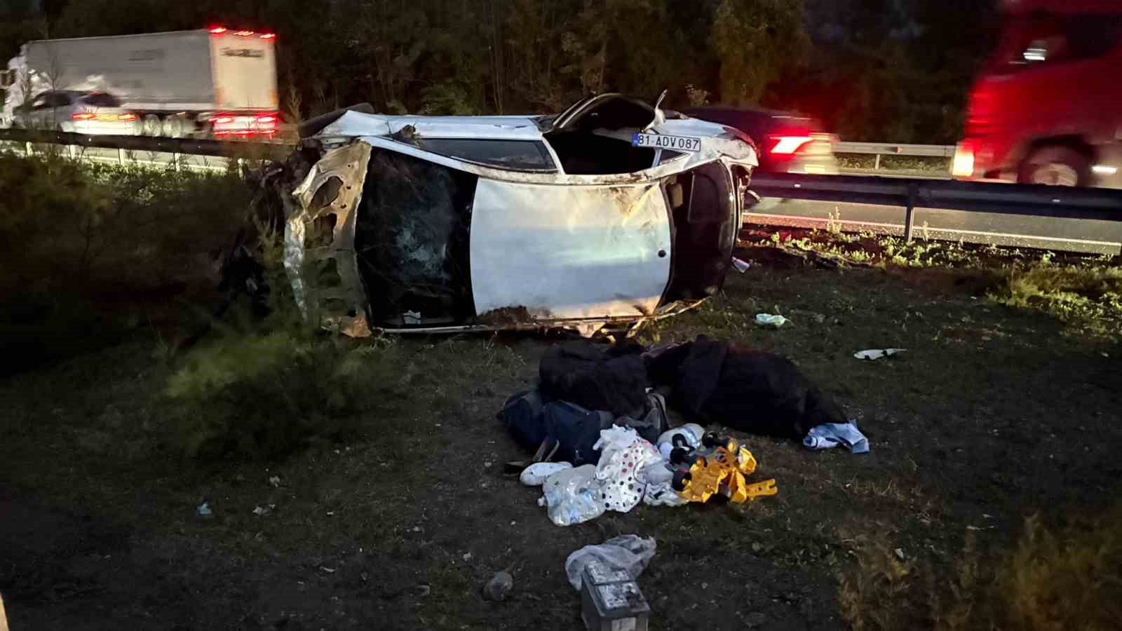 ANADOLU OTOYOLU SAKARYA GEÇİŞİNDE KONTROLDEN ÇIKAN OTOMOBİL DEVRİLDİ, ARAÇTA BULUNAN 5 KİŞİDEN 1'İ HAYATINI KAYBETTİ. 4 KİŞİ YARALANDI