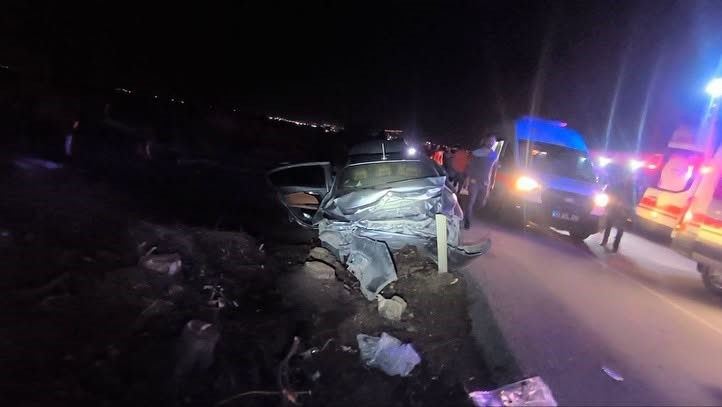 HATAY'DA 2 OTOMOBİLİN ÇARPIŞMASI SONUCU YAŞANAN TRAFİK KAZASINDA 3’Ü AĞIR 5 KİŞİ YARALANDI.