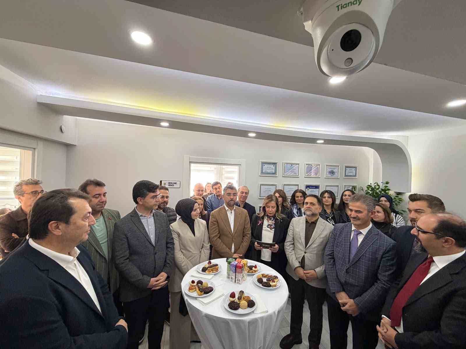 ERZURUM’DA KENT PROTOKOLÜ, PSİKİYATRİST PSİKOTERAPİST DOÇ. DR. SERTAÇ ZENGİL’İN MUAYENEHANE AÇILIŞINDA BİR ARAYA GELDİ.