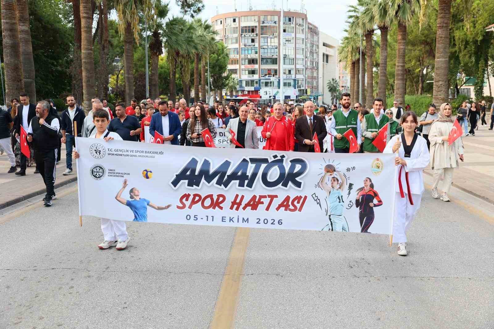 05-11 EKİM 2026 TARİHLERİNDE KUTLANAN AMATÖR SPOR HAFTASI ETKİNLİKLERİ KAPSAMINDA, SPORCU GRUPLARI VE PROTOKOLÜN KATILIMIYLA KORTEJ YÜRÜYÜŞÜ GERÇEKLEŞTİ. YÜRÜYÜŞÜN ARDINDAN 15 TEMMUZ DELİKLİÇINAR ŞEHİTLER MEYDANINA KURULAN ALANDA, SPORCU GRUPLARI GÖSTERİLERİNİ SUNDU.