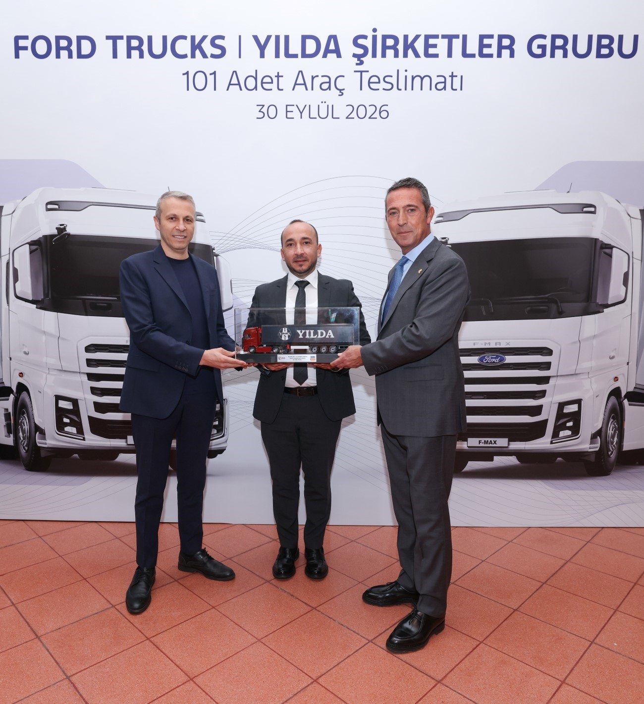 (SOLDAN SAĞA) FORD TRUCKS'TAN SORUMLU GENEL MÜDÜR YARDIMCISI EMRAH DUMAN (SOLDA), KOÇ HOLDİNG YÖNETİM KURULU BAŞKAN VEKİLİ VE FORD OTOSAN YÖNETİM KURULU BAŞKANI ALİ Y. KOÇ (SAĞDA)