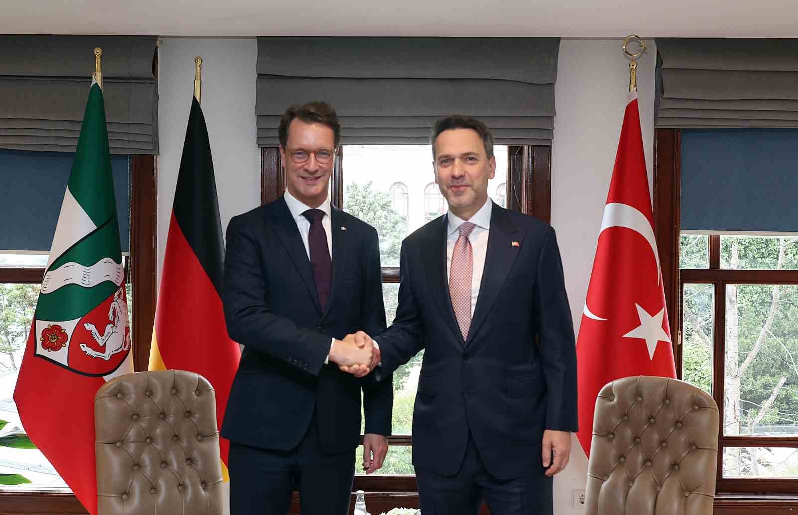 ENERJİ VE TABİİ KAYNAKLAR BAKANI ALPARSLAN BAYRAKTAR, KUZEY REN-VESTFALYA EYALETİ BAŞBAKANI HENDRİK WÜST İLE BİR ARAYA GELDİ