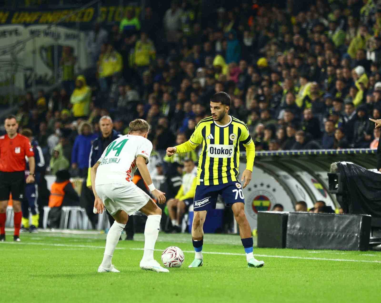 FENERBAHÇE, TRENDYOL SÜPER LİG'İN 8. HAFTASINDA EVİNDE CORENDON ALANYASPOR İLE KARŞILAŞIYOR. MÜSABAKANIN İLK 20 DAKİKASI 0-0 EŞİTLİKLE GEÇİLDİ.