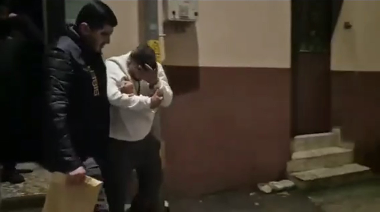 BURSA'DA YASA DIŞI BAHİS VE KUMAR SİTELERİNE YÖNELİK YÜRÜTÜLEN SORUŞTURMA KAPSAMINDA, YAKLAŞIK 652 MİLYON 717 BİN LİRALIK PARA HAREKETLİLİĞİ TESPİT EDİLEN 25 ŞÜPHELİYE YÖNELİK DÜZENLENEN EŞ ZAMANLI OPERASYONDA GÖZALTINA ALINAN 21 ŞÜPHELİDEN 16'SI TUTUKLANDI.