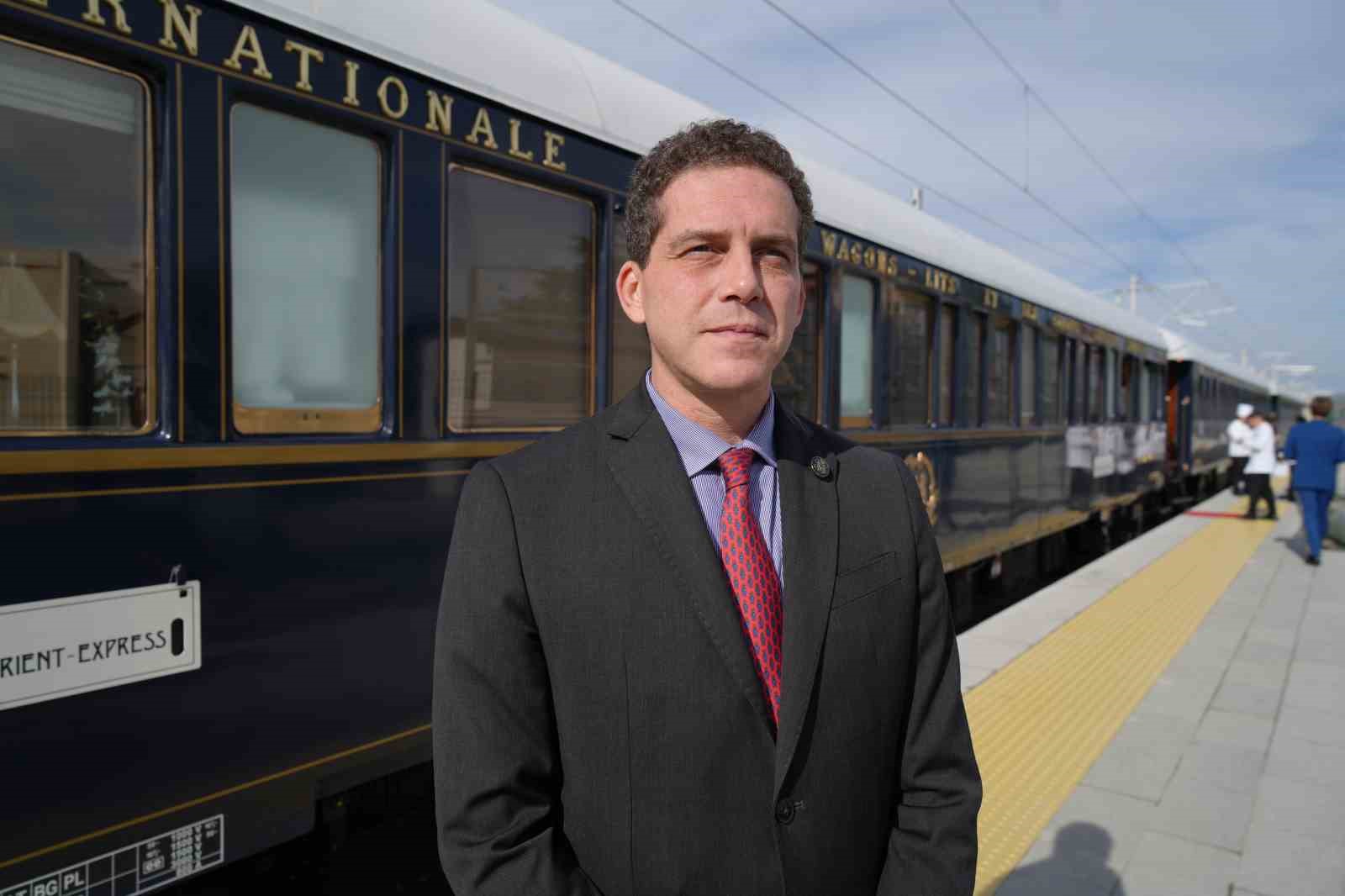 SEKİZ YILDIR TRENDE GÖREV YAPAN TREN MÜDÜRÜ FRANCESCO BONOTTO, İSTANBUL’A ULAŞMAK ÜZERE EDİRNE’YE GELDİKLERİNİ BELİRTEREK, "SON DURAK OLAN İSTANBUL’A ULAŞMAK ÜZERE BUGÜN EDİRNE’YE VARDIK.