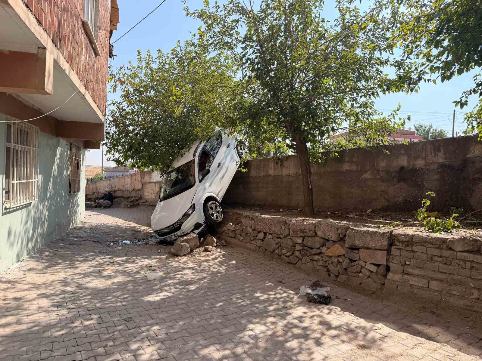 DİYARBAKIR’DA SÜRÜCÜSÜNÜN DİREKSİYON HAKİMİYETİNİ KAYBETTİĞİ SUV ARAÇ, İSTİNAT DUVARINDAN AŞAĞI DÜŞTÜ. KAZADA ÖLEN YA DA YARALANAN OLMAZKEN, OLAYLA İLGİLİ İNCELEME BAŞLATILDI.
