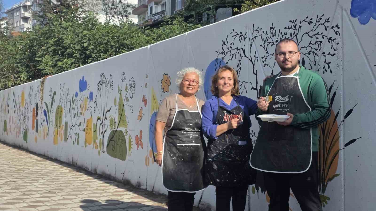 BANDIRMA’DA DUVARLAR SANATLA RENKLENDİ, VECİHİBEY CADDESİ ÇİÇEK AÇIYOR