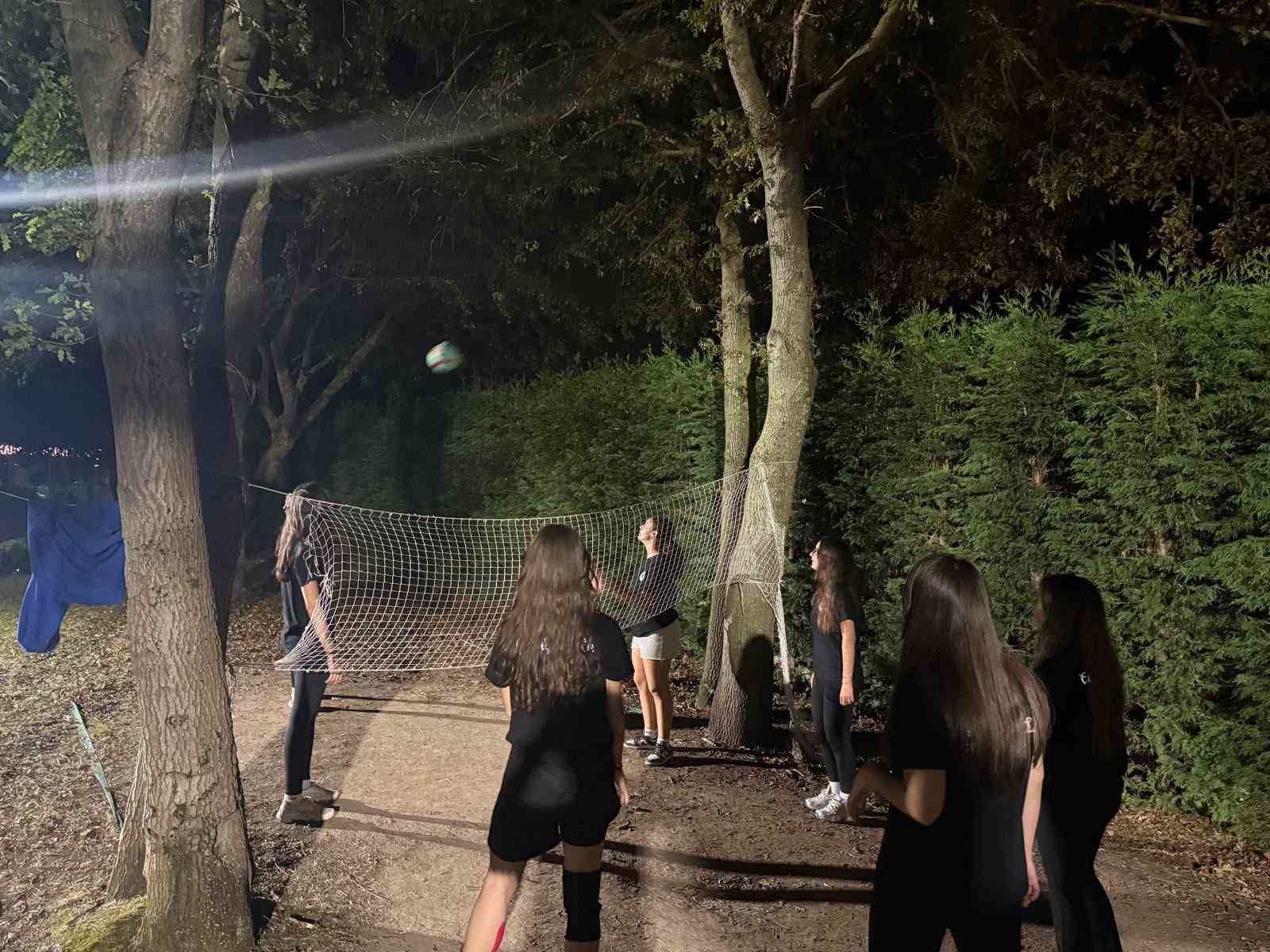 SAKARYA'DA DÜZENLENEN MACERA PARK DOĞA KAMPLARI, FARKLI YAŞ GRUPLARINDAN GENÇLERİN KATILIMIYLA SÜRÜYOR.
