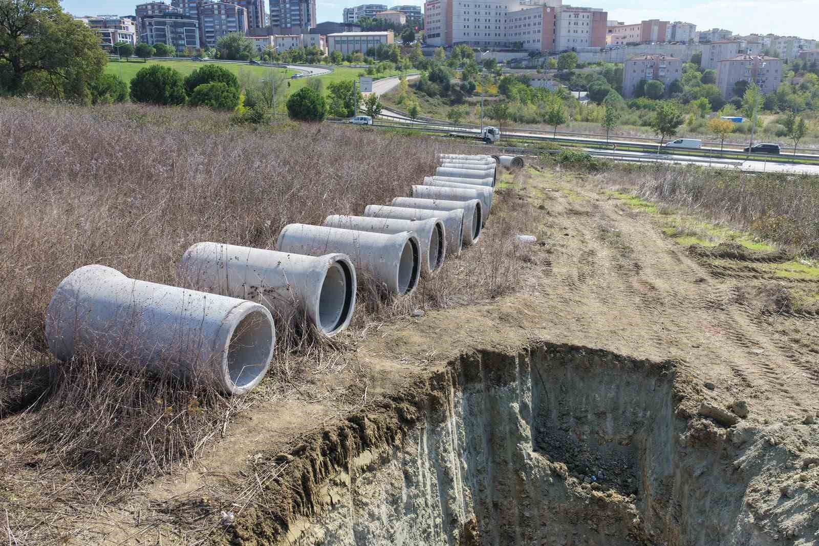 BURSA BÜYÜKŞEHİR BELEDİYESİ, NİLÜFER İLÇESİNE BAĞLI GÖRÜKLE MAHALLESİ’NDE YENİ İMAR YOLLARI KAPSAMINDA AÇILAN ATATÜRK BULVARI’NDA 2 KİLOMETRELİK KANALİZASYON VE YAĞMUR SUYU HATTI İMALATINA BAŞLADI.