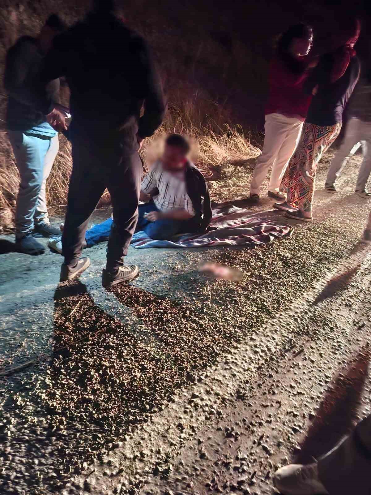 AYDIN'IN KARPUZLU-ÇİNE KARAYOLU ÜZERİNDE KUMLU YÜKLÜ TIRIN DEVRİLMESİ SONUCU MEYDANA GELEN KAZADA 1 KİŞİ YARALANDI.