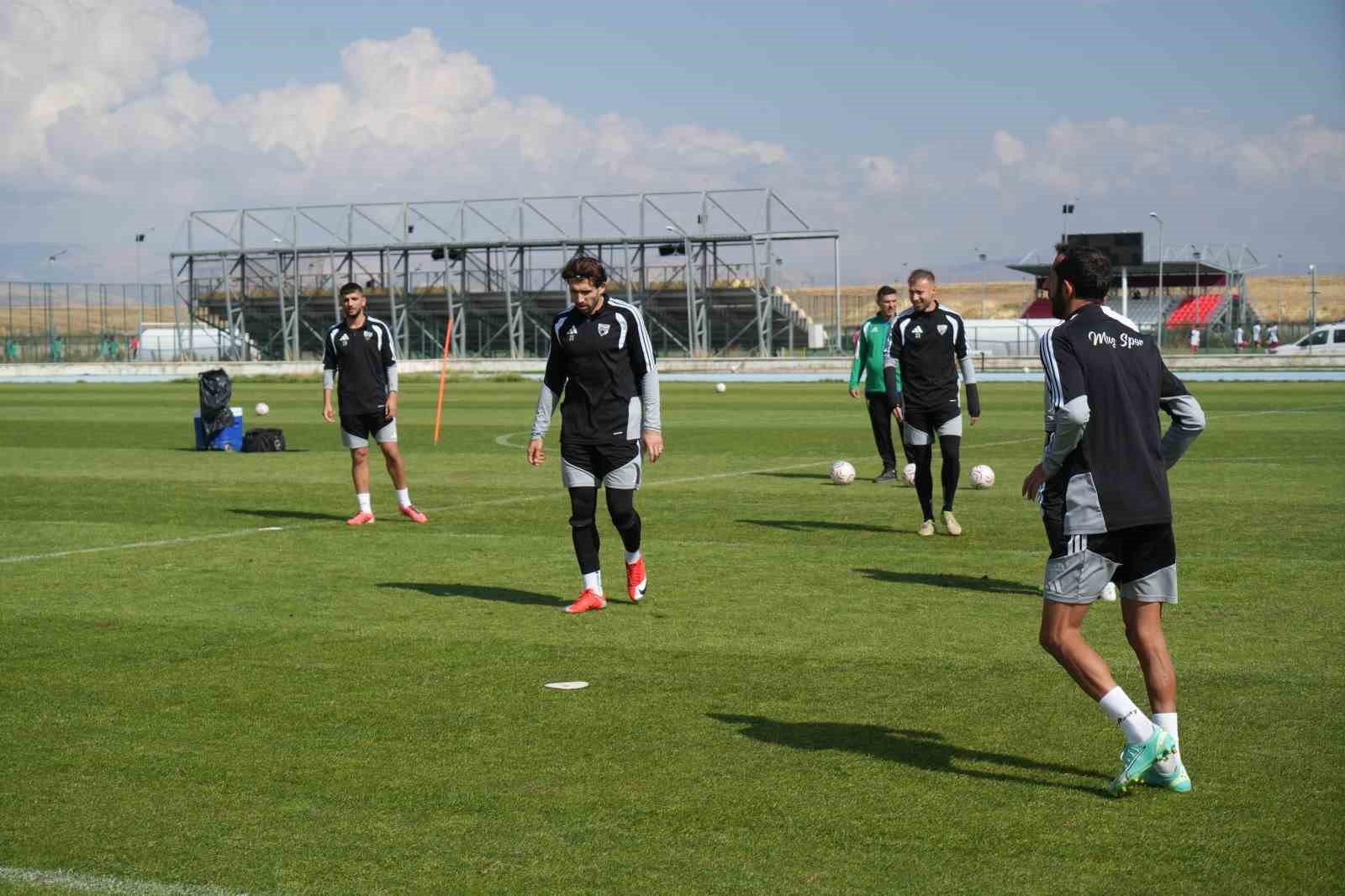TFF 2. LİG BEYAZ GRUP’TA MÜCADELE EDEN MUŞSPOR, LİGİN 6. HAFTASINDA KARŞILAŞACAĞI GMG KASTAMONUSPOR MAÇININ HAZIRLIKLARINI SÜRDÜRÜYOR.