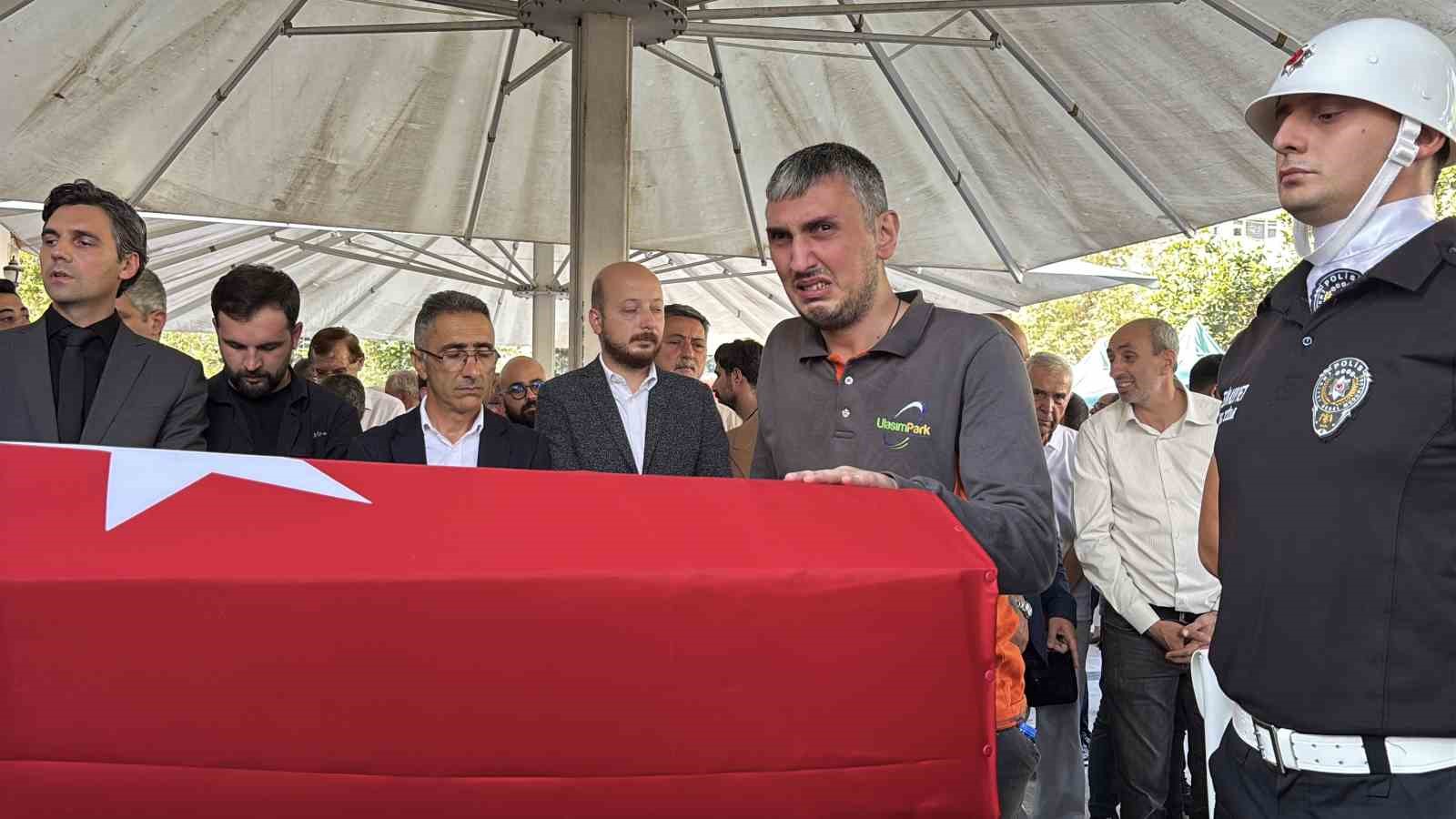 AK PARTİ 23 VE 24. DÖNEM KOCAELİ MİLLETVEKİLİ AZİZE SİBEL GÖNÜL, İZMİT’TE KILINAN CENAZE NAMAZININ ARDINDAN KENT MEZARLIĞI’NDA TOPRAĞA VERİLDİ.