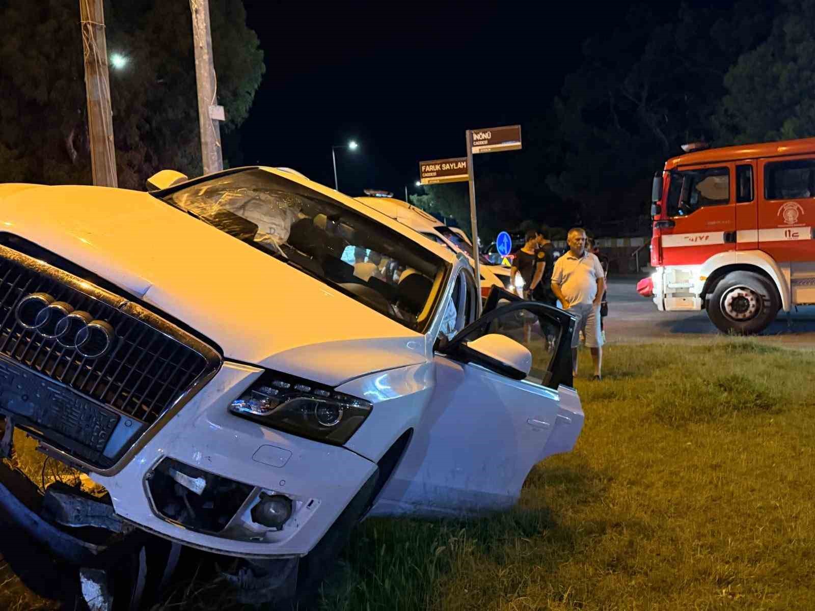BALIKESİR'İN AYVALIK İLÇESİNDE, SÜRÜCÜSÜNÜN DİREKSİYON BAŞINDA BAYGINLIK GEÇİRDİĞİ BELİRTİLEN OTOMOBİL, YOL KENARINDA BULUNAN ÜÇ ARACA ÇARPTIKTAN SONRA ÇAMLIK KAVŞAĞI'NDAKİ ATATÜRK BÜSTÜNE ÇARPARAK DURABİLDİ.