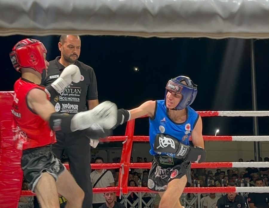 AFYONKARAHİSAR’DA DÜZENLENEN PROFESYONEL MUAYTHAİ GECESİNDE 54 KİLO ELİT CLASS KATEGORİSİNDE RİNGE ÇIKAN MANİSA İL SPOR MÜDÜRLÜĞÜ MUAYTHAİ EĞİTİM MERKEZİ SPORCUSU ÖMER FARUK ÖKSÜZ, EV SAHİBİ AFYONKARAHİSAR’IN MİLLİ SPORCUSUNU MAĞLUP EDEREK ŞAMPİYONLUK KUPASININ SAHİBİ OLDU.