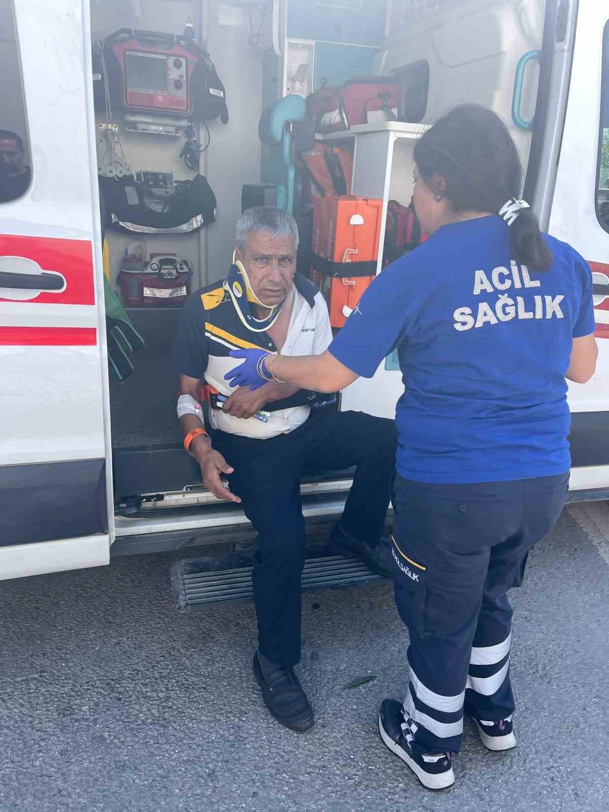YARALILAR SAĞLIK EKİPLERİNİN OLAY YERİNDEKİ İLK MÜDAHALESİNİN ARDINDAN HASTANEYE KALDIRILDI.