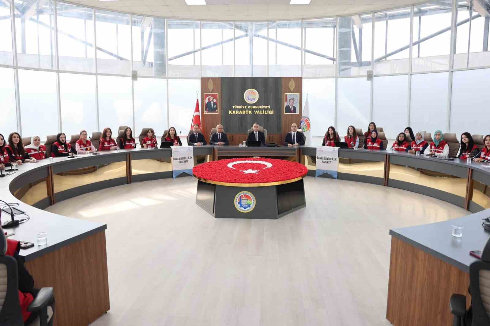 VALİ OKTAY ÇAĞATAY, GENÇLERİN GÖNÜLLÜLÜK FAALİYETLERİNDE YER ALMASININ TOPLUMSAL DAYANIŞMA VE YARDIMLAŞMA KÜLTÜRÜNÜN GELİŞMESİ AÇISINDAN ÖNEM TAŞIDIĞINI BELİRTEREK ÖĞRENCİLERE ÇALIŞMALARINDA BAŞARILAR DİLEDİ.
