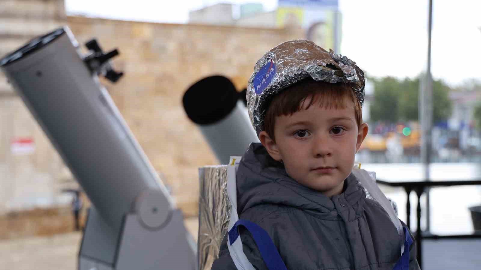 KIRŞEHİRLİLER, BİLİM VE AMATÖR ASTRONOMİ KULÜBÜ İŞ BİRLİĞİNDE, TARİHİ CACABEY MEDRESESİ ÖNÜNDEKİ ALANDA DÜZENLENEN HALK BİLİM PROGRAMINDA BİR ARAYA GELDİ.