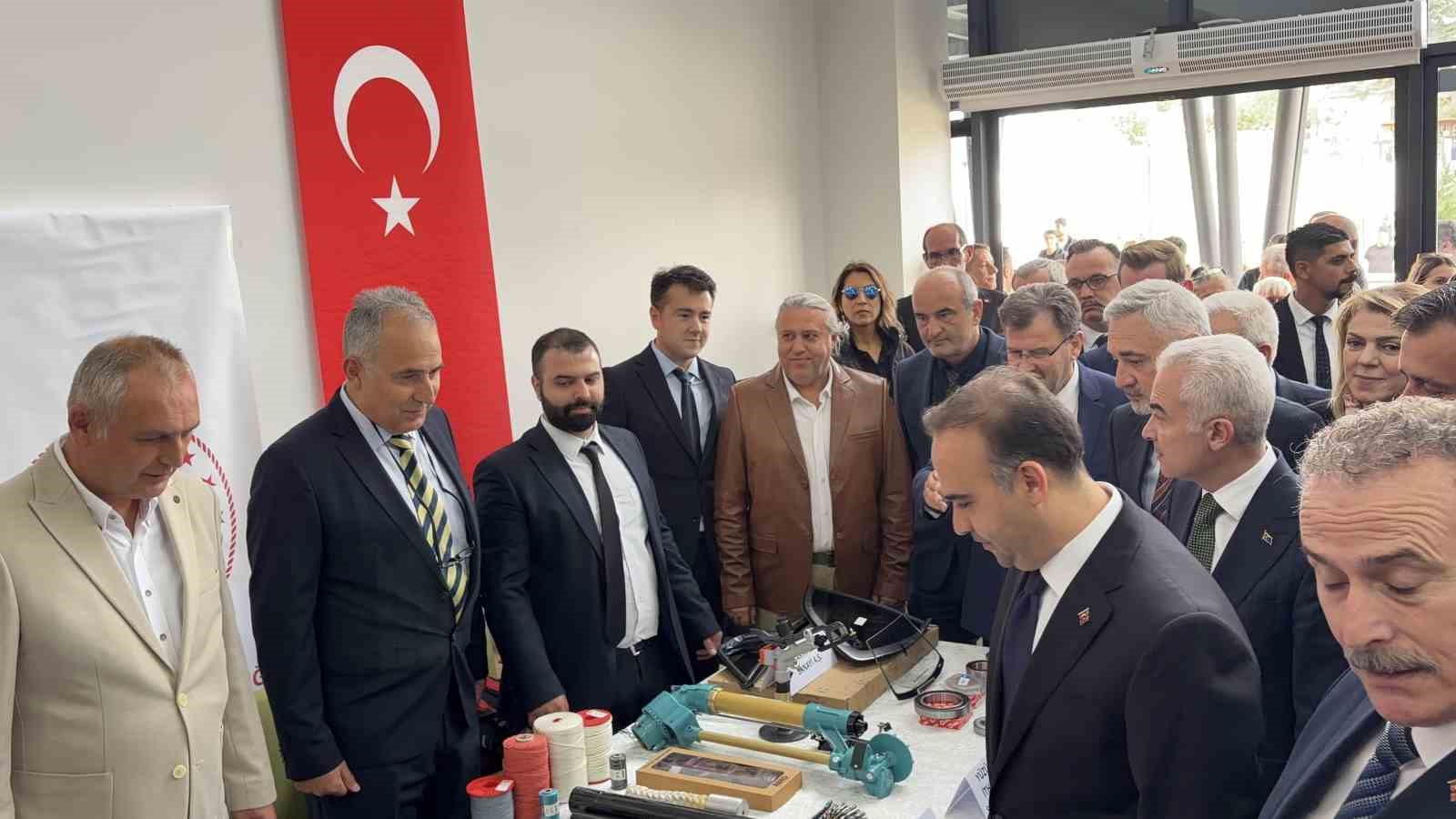 KIRKLARELİ’NDE DÜZENLENEN SANAYİ VE TEKNOLOJİ PROJELERİ AÇILIŞ VE TEMEL ATMA TÖRENİ’NE KATILAN SANAYİ VE TEKNOLOJİ BAKANI MEHMET FATİH KACIR,"MİLLİ GELİRİMİZ SON 23 YILDA 238 MİLYAR DOLARDAN 1,6 TRİLYON DOLARA YÜKSELİRKEN, KİŞİ BAŞINA MİLLİ GELİRİMİZ 18 BİN DOLARI AŞTI. " DEDİ