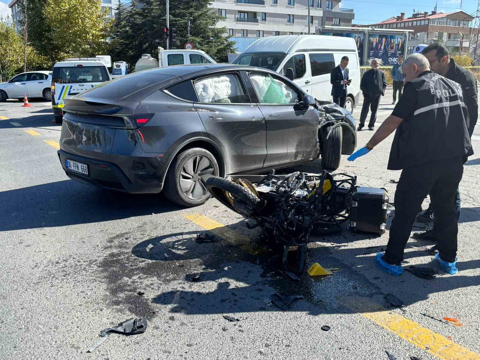 ANKARA'DA MOTOSİKLETLE OTOMOBİLİN ÇARPIŞMASINDAN DOLAYI MEYDANA GELEN KAZADA BİR KİŞİ HAYATINI KAYBETTİ.