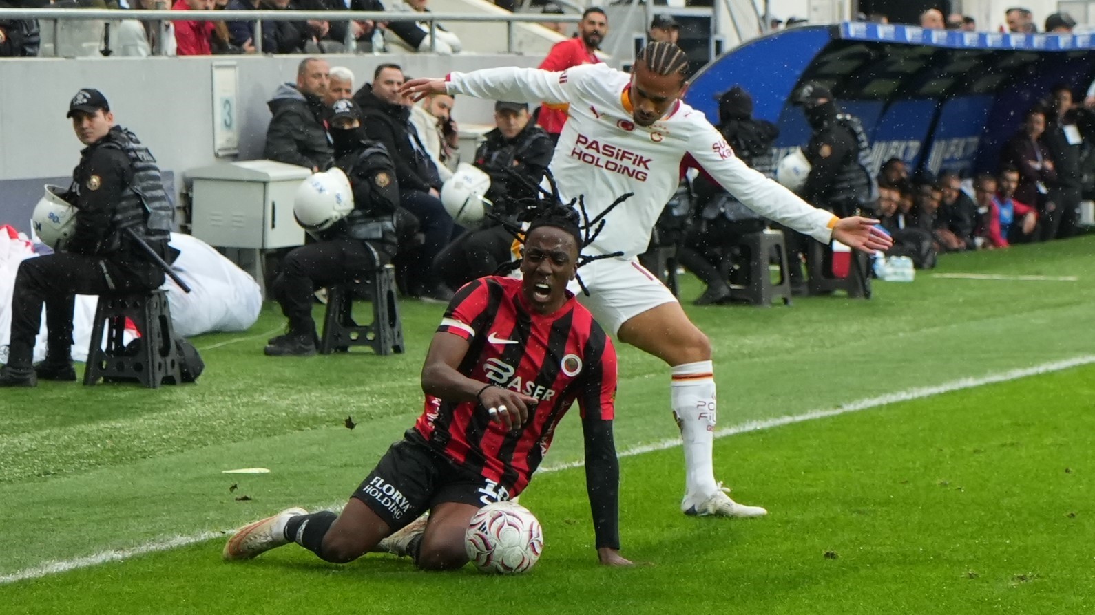 TRENDYOL SÜPER LİG'İN 8. HAFTASINDA GENÇLERBİRLİĞİ, GALATASARAY'I AĞIRLIYOR. MÜSABAKANIN İLK YARISI 0-0'LIK BERABERLİKLE TAMAMLANDI.