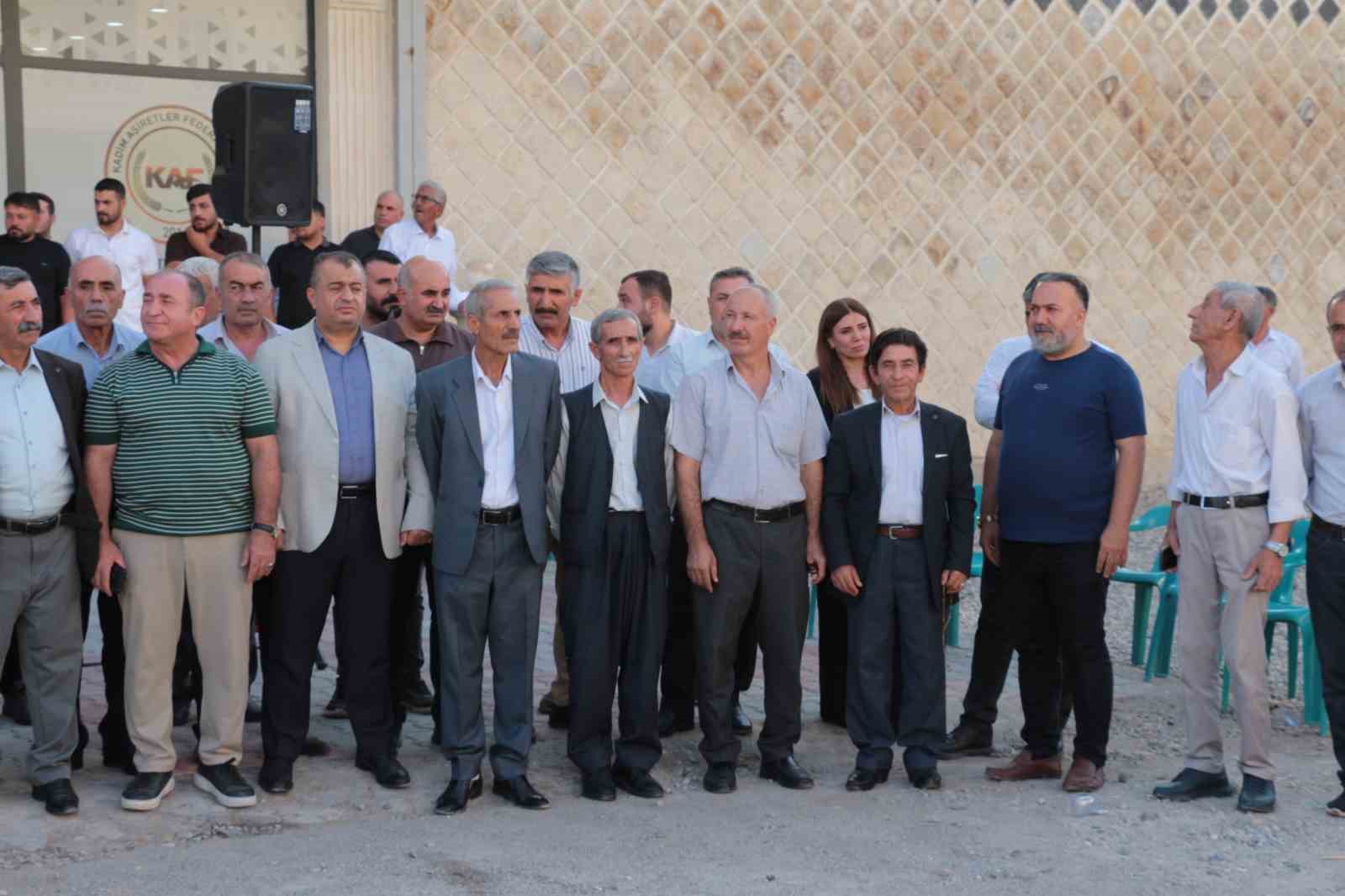 ŞIRNAK’TA KADİM AŞİRETLER FEDERASYONU İL BAŞKANLIĞI ÖNCÜLÜĞÜNDE BİR ARAYA GELEN AŞİRET LİDERLERİ, KANAAT ÖNDERLERİ VE SİVİL TOPLUM KURULUŞU TEMSİLCİLERİ, TBMM'DE KABUL EDİLEN "ÇERÇEVE YASA"YA DESTEK VERDİKLERİNİ AÇIKLADI.