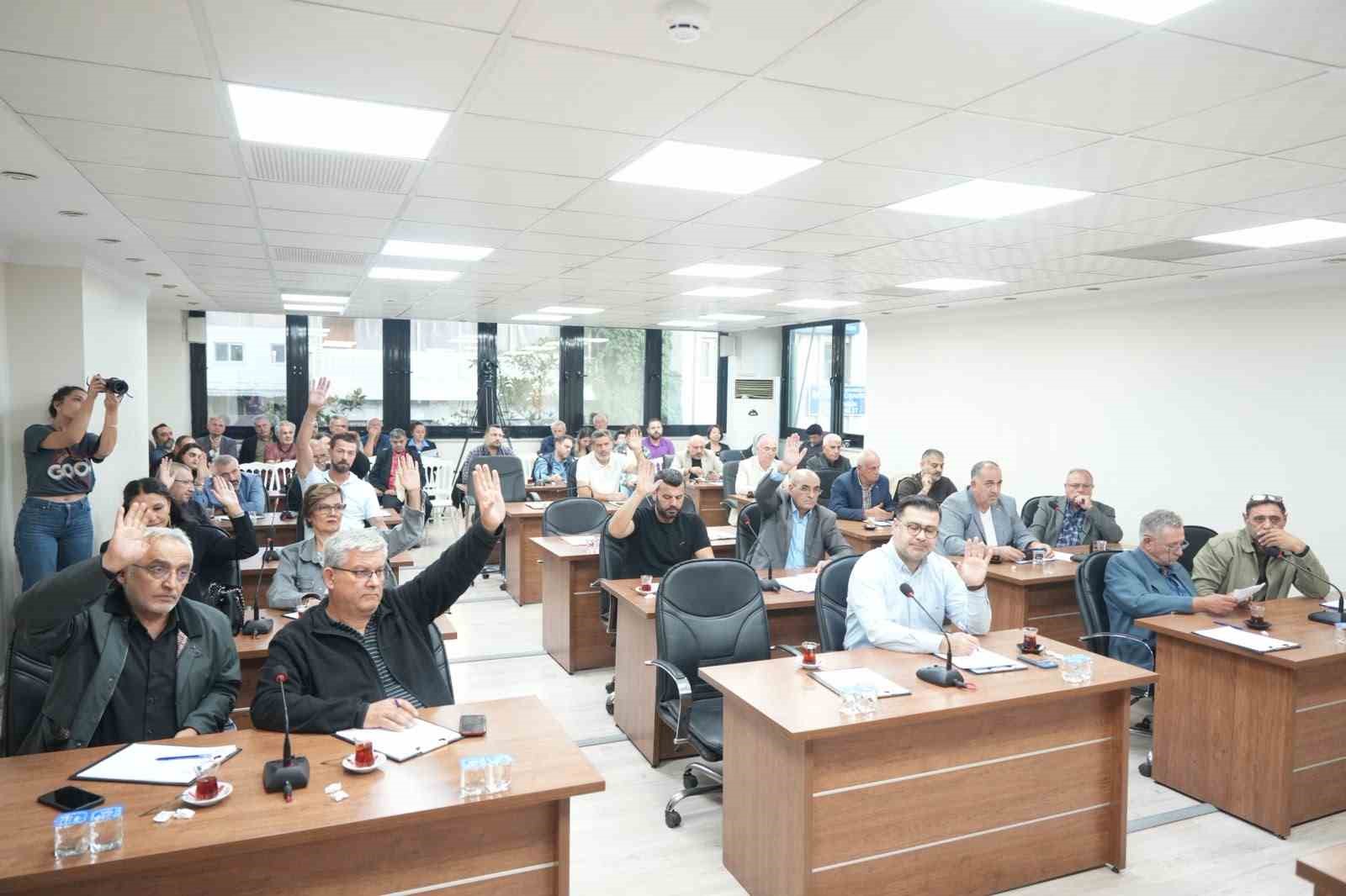 TURGUTLU BELEDİYESİ EKİM AYI MECLİS TOPLANTISI, BAŞKAN VEKİLİ HÜSEYİN MALİZ BAŞKANLIĞINDA GERÇEKLEŞTİRİLDİ. TOPLANTIDA 11 GÜNDEM MADDESİ GÖRÜŞÜLEREK KARARA BAĞLANIRKEN, 2027 YILI PERFORMANS PROGRAMI İLE BELEDİYEYE AİT KAMYON GARAJININ MANİSA BÜYÜKŞEHİR BELEDİYESİNE BEDELSİZ DEVRİ OY ÇOKLUĞUYLA KABUL EDİLDİ.