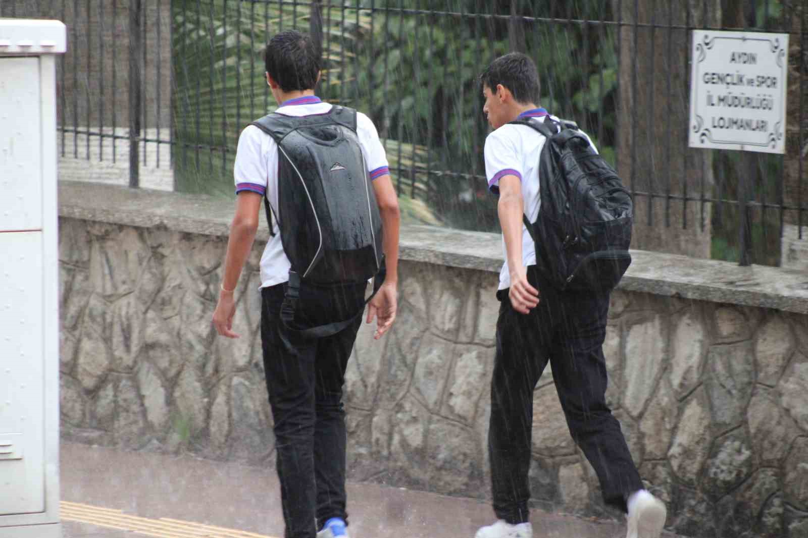 AYDIN'DA AKŞAM SAATLERİNDE BAŞLAYAN SAĞANAK YAĞIŞ ARALIKLARLA ETKİLİ OLURKEN, HAZIRLIKSIZ YAKALANAN BAZI VATANDAŞLAR DA KENDİ İMKANLARIYLA YAĞMURDAN KORUNMAYA ÇALIŞTI.