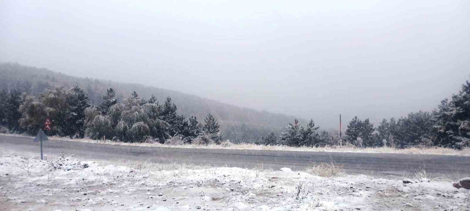 HİSARCIK’IN KARBASAN KÖYÜ’NE MEVSİMİN İLK KARI YAĞDI