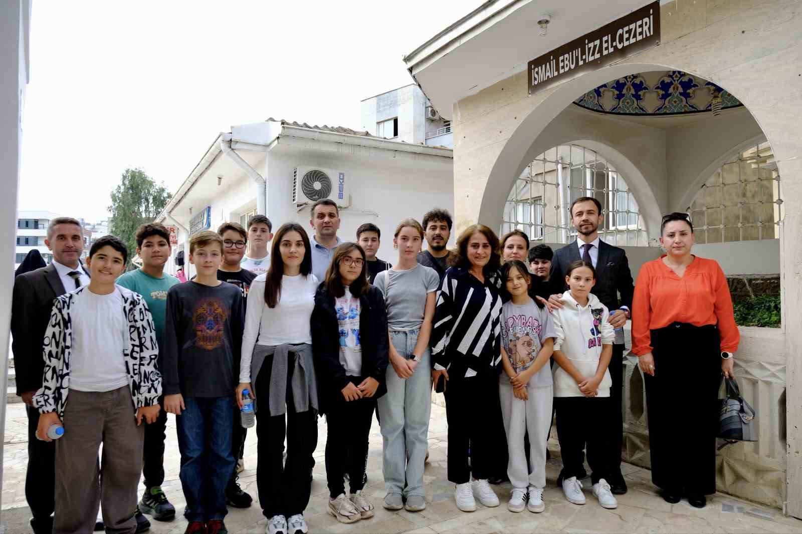 CİZRE, "BİZİM GÖK KUBBEMİZ" PROJESİ KAPSAMINDA EĞİTİM HEYETİ VE MİSAFİR ÖĞRENCİLERİ AĞIRLADI. CİZRE DENGBÊJ EVİ’Nİ VE İLÇENİN TARİHİ MEKÂNLARINI ZİYARET EDEN HEYET, KENTİN ASIRLIK KÜLTÜR GELENEĞİNİ YERİNDE DENEYİMLEDİ.