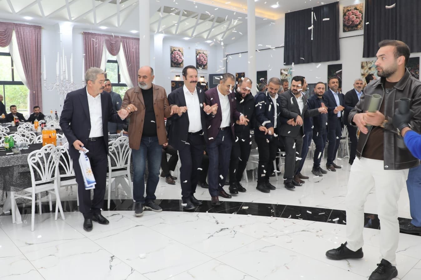 VAN TİCARET VE SANAYİ ODASI'NIN (VAN TSO) 24 EKİM 2026 TARİHİNDE GERÇEKLEŞTİRİLEN ORGAN SEÇİMLERİNDE 19 MESLEK KOMİTESİNİN 10'UNU KAZANAN NECDET TAKVA ÖNCÜLÜĞÜNDEKİ ORTAK AKIL VE MAVİ LİSTE EKİBİ, SEÇİM BAŞARISINI DÜZENLENEN PROGRAMLA KUTLADI.