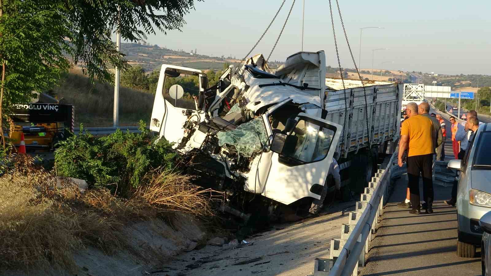 ÇANAKKALE’DE BARİYERLERE ÇARPMAN KAMYONDAKİ 2 KİŞİ HAYATINI KAYBETTİ.