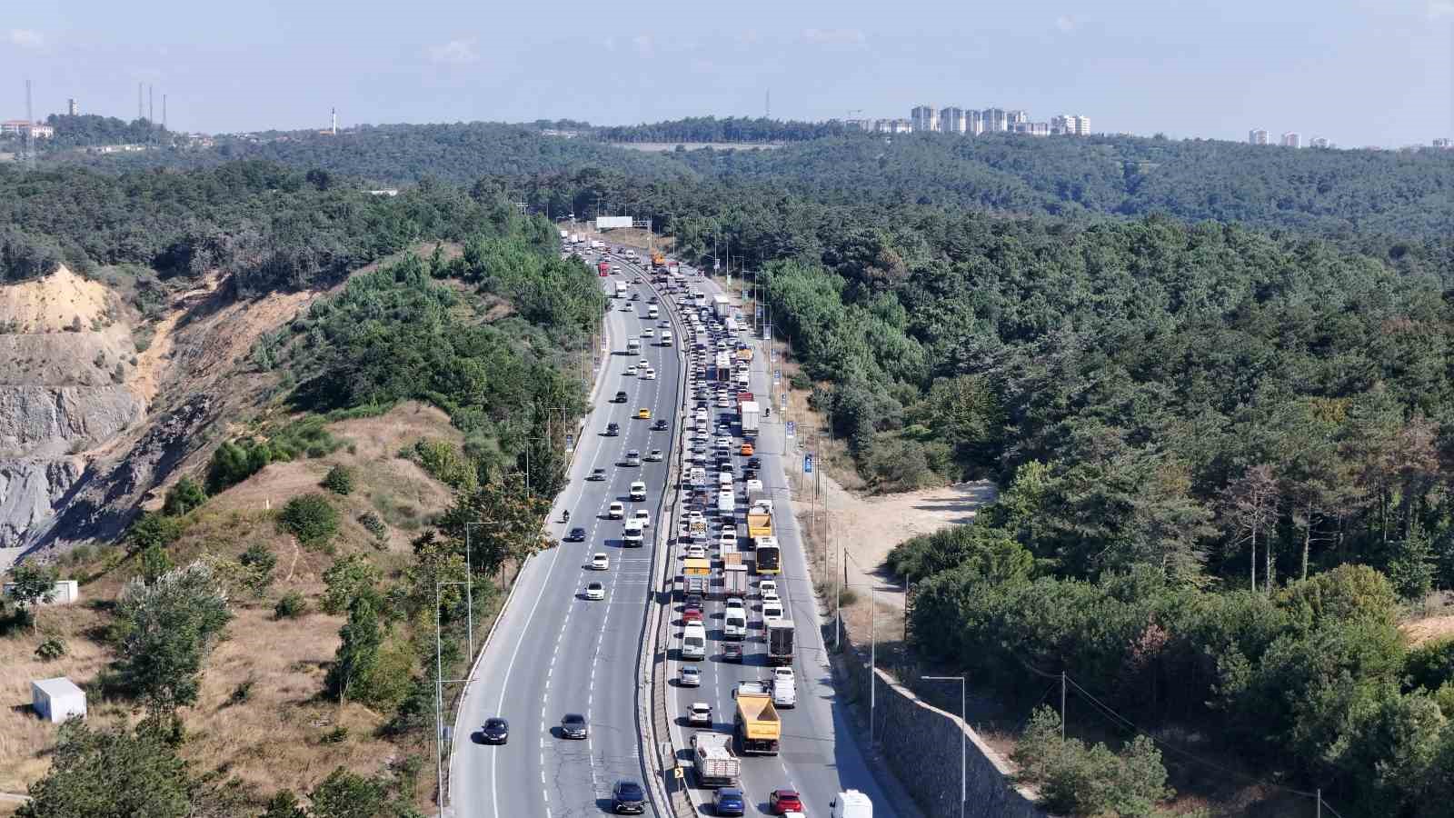 ARNAVUTKÖY-SULTANGAZİ ÇEVRE YOLUNDA İSTANBUL BÜYÜKŞEHİR BELEDİYESİ (İBB) EKİPLERİ TARAFINDAN GERÇEKLEŞTİRİLEN YOL ÇALIŞMASI NEDENİYLE KİLOMETRELERCE ARAÇ KUYRUĞU OLUŞTU.