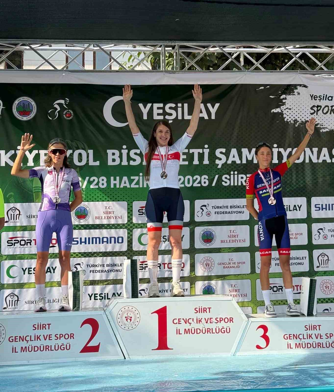 BURSA’NIN İNEGÖL İLÇESİNDE, İNEGÖL DEVLET HASTANESİ’NDE HEMŞİRE OLARAK GÖREV YAPAN 37 YAŞINDAKİ MİLLİ BİSİKLETÇİ REYHAN YAKIŞIR, İTALYA’DA DÜZENLENECEK AKDENİZ OYUNLARI’NDA TÜRKİYE’Yİ TEMSİL EDECEK. PANDEMİ DÖNEMİNDE SPOR SALONLARININ KAPANMASININ ARDINDAN BİSİKLET SPORUNA YÖNELEN YAKIŞIR, 5 YILLIK SPOR KARİYERİNDE ÖNEMLİ BAŞARILARA İMZA ATTI. BAŞARILI SPORCU, SON 3 YILDA KATILDIĞI YARIŞMALARDA 5 TÜRKİYE ŞAMPİYONLUĞU VE 4 BALKAN ŞAMPİYONLUĞU ELDE ETTİ.