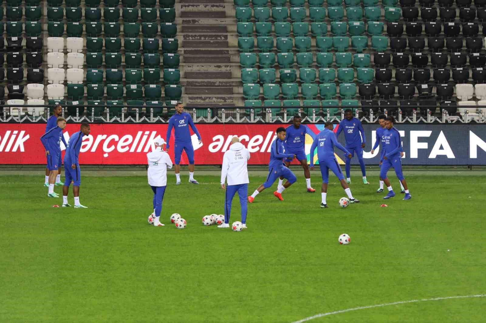 UEFA ULUSLAR A LİGİ 1. GRUP İLK MAÇINDA YARIN A MİLLİ FUTBOL TAKIMI İLE KARŞILAŞACAK FRANSA MİLLİ TAKIMI, MAÇ ÖNCESİ SON ANTRENMANINI KOCAELİ STADYUMU'NDA GERÇEKLEŞTİRDİ.