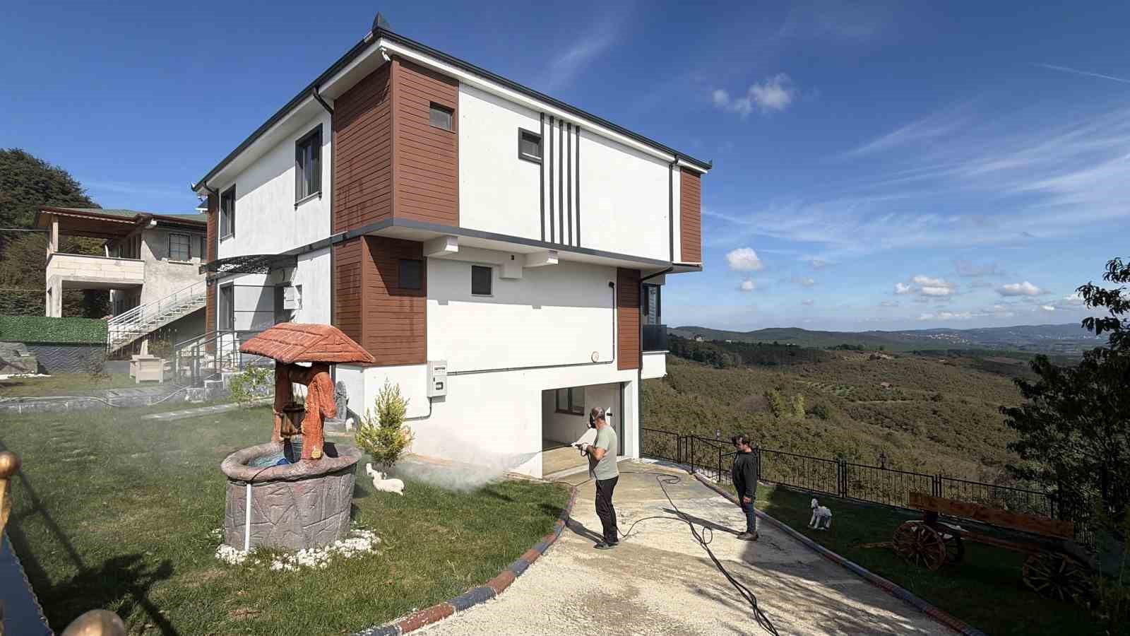 EVLERİN DUVARLARINI VE AĞAÇLARI SARAN, TARIMA DA CİDDİ ZARAR VEREN BÖCEKLERE KARŞI VATANDAŞLAR, HEM İLAÇLA HEM DE BAKIMINI YAPTIKLARI TAVUK VE HİNDİ MÜCADELE ETMEYE ÇALIŞIYOR.