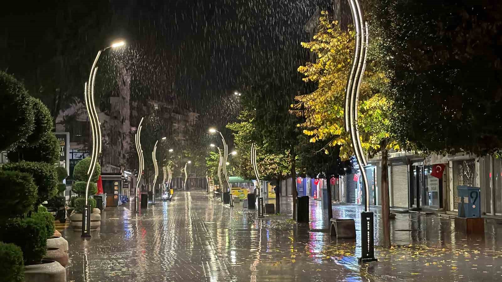 BOLU’DA SABAH SAATLERİNDE BAŞLAYAN SAĞANAK YAĞIŞ, GECE SAATLERİNDE ETKİSİNİ ARTIRDI. ŞİDDETLİ YAĞIŞIN ARDINDAN BAZI NOKTALARDA SU TAŞKINLARI YAŞANIRKEN, BAZI EVLERİ SU BASTI.