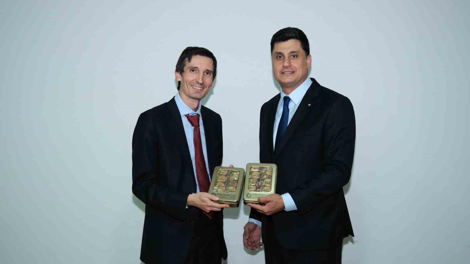 AYDIN SANAYİ ODASI (AYSO) BAŞKANI VE BAŞKAN ADAYI GÖKHAN MARAŞ’A, AYDIN BAŞTA OLMAK ÜZERE EGE BÖLGESİ’NİN, İTALYA İLE TİCARET HACMİNİN GELİŞMESİNE SAĞLADIĞI KATKILARDAN DOLAYI ‘İTALYA YILDIZ ŞÖVALYESİ DEVLET NİŞANI’ TAKDİM EDİLDİ.