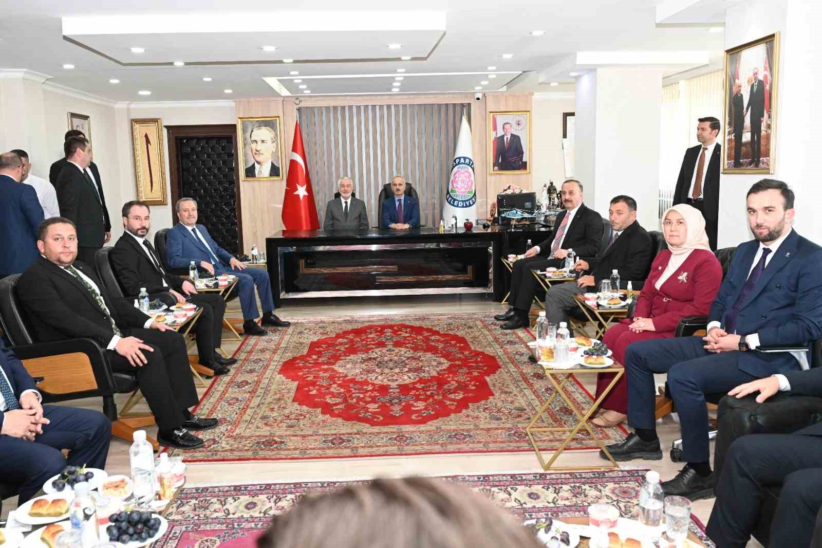 ULAŞTIRMA VE ALTYAPI BAKANI ABDULKADİR URALOĞLU, ISPARTA BELEDİYE BAŞKANI ŞÜKRÜ BAŞDEĞİRMEN’İ ZİYARETİNİN ARDINDAN ULAŞTIRMA SEKTÖRÜ TEMSİLCİLERİYLE DÜZENLENEN YEMEKLİ TOPLANTIDA BİR ARAYA GELDİ. İSTANBUL HAVALİMANI’NIN 340 NOKTAYA UÇUŞ GERÇEKLEŞTİRDİĞİNİ BELİRTEN URALOĞLU, "GÖKYÜZÜNDE KAAN’IMIZ VAR, HÜRKUŞ’UMUZ, ATAK’IMIZ VAR. KARADA DA ONLAR NEYSE 225 KİLOMETRE SAATLE GİDEN MİLLİ ELEKTRİKLİ TRENİMİZ VAR" DEDİ.