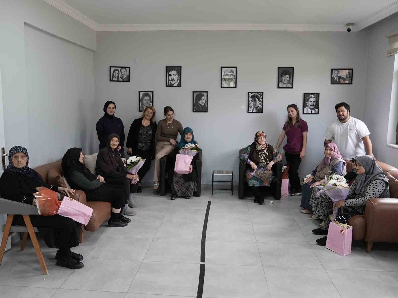 DÜZCE BELEDİYESİ ERTAN UÇAR ALZHEİMER HASTALARI GÜNDÜZ BAKIM MERKEZİ’NDE ANLAMLI BİR BULUŞMA GERÇEKLEŞTİRİLDİ. 1 EKİM DÜNYA YAŞLILAR GÜNÜ DOLAYISIYLA MERKEZDEN HİZMET ALAN YAŞLILARIN ÖZEL GÜNÜ KUTLANDI, HEDİYELER VERİLDİ.