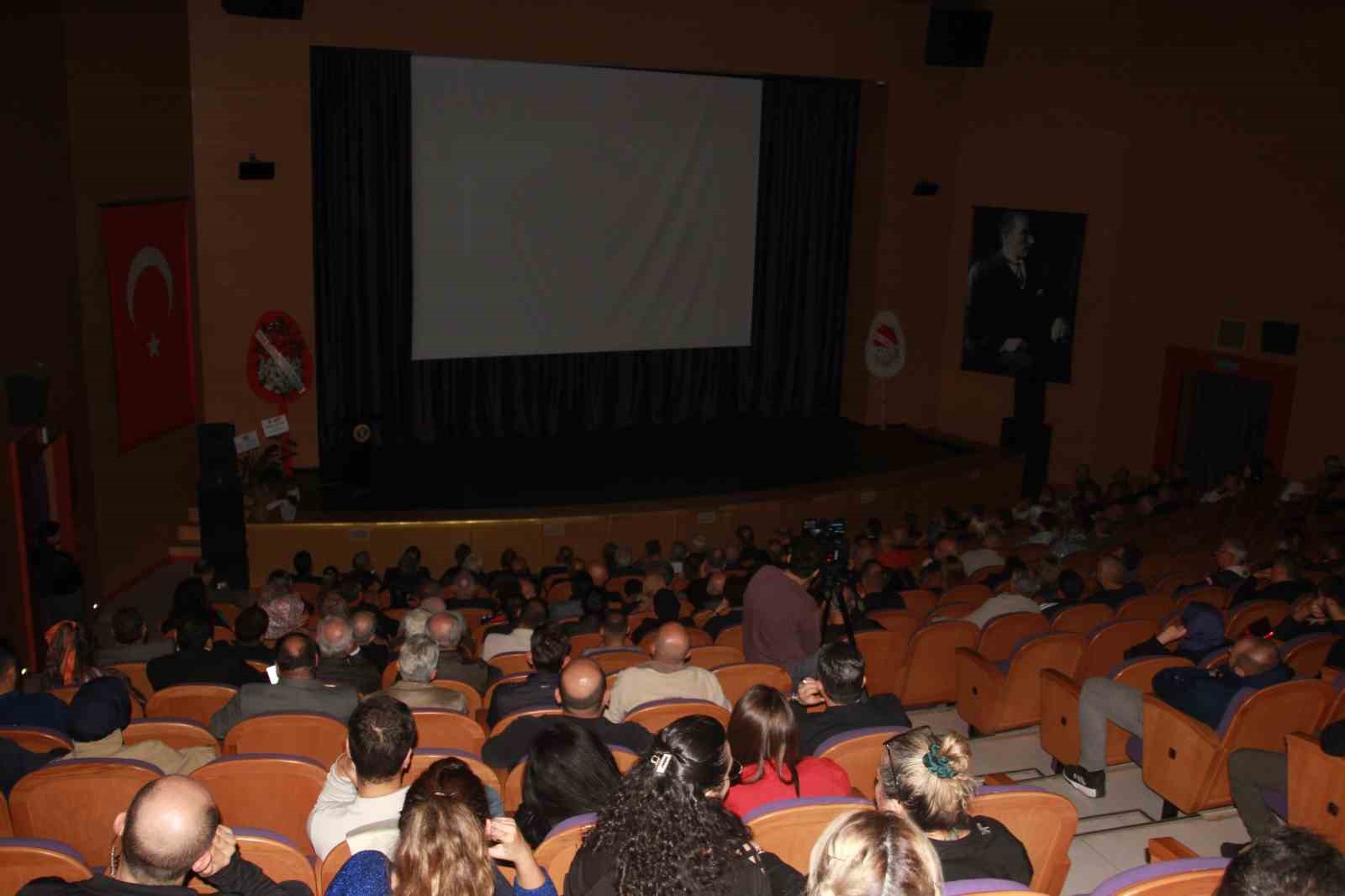ORDU'DA, 1994 GENÇLER DÜNYA BOKS ŞAMPİYONU MUSTAFA GENÇ'İN 23 YIL SONRA YENİDEN RİNGLERE DÖNÜŞÜNÜ ANLATAN "SON RAUNT" BELGESEL FİLMİNİN GALA GÖSTERİMİ GERÇEKLEŞTİRİLDİ.