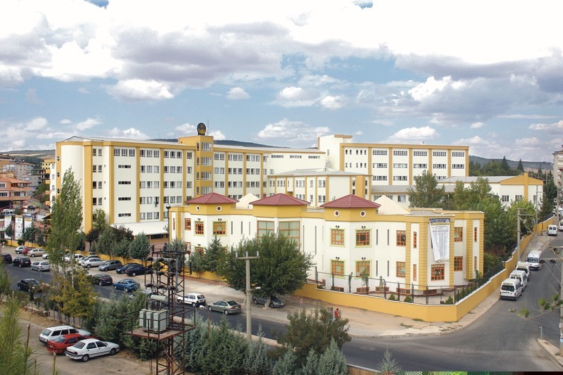 ÖZBEKİSTAN’IN TARİHİ SEMERKANT KENTİNDE DÜZENLENEN VE DÜNYANIN EN PRESTİJLİ TAKIM SATRANÇ ORGANİZASYONLARINDAN BİRİ OLAN 46. FIDE SATRANÇ OLİMPİYATLARI’NDA (46TH FIDE CHESS OLYMPİAD) TÜRKİYE RÜZGARI ESTİ. 190 ÜLKENİN KIYASIYA MÜCADELE ETTİĞİ DEV ORGANİZASYONDA KADIN A MİLLİ TAKIMIMIZ, DÜNYA 11’İNCİSİ OLARAK TÜRK SATRANÇ TARİHİNİN EN İYİ DERECESİNE İMZA ATTI.