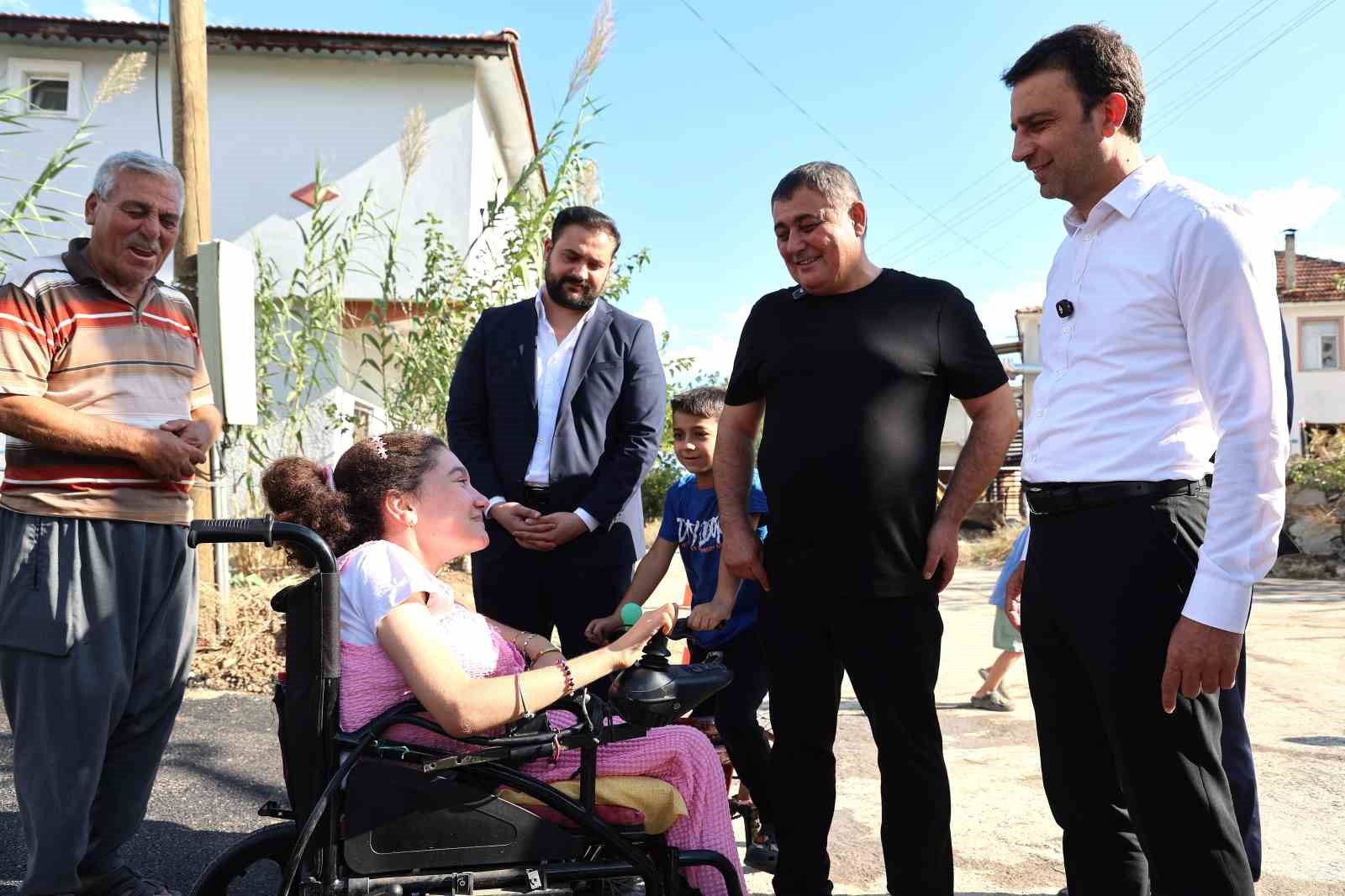 ÇALIŞMAYI YERİNDE İNCELEMEK VE HATİCE İLE AİLESİNİ ZİYARET ETMEK ÜZERE KARAÖZ MAHALLESİ'NE GİDEN BAŞKAN İSA YILDIRIM (SAĞDAN İKİNCİ), HATİCE İLE BİR ARAYA GELDİ.