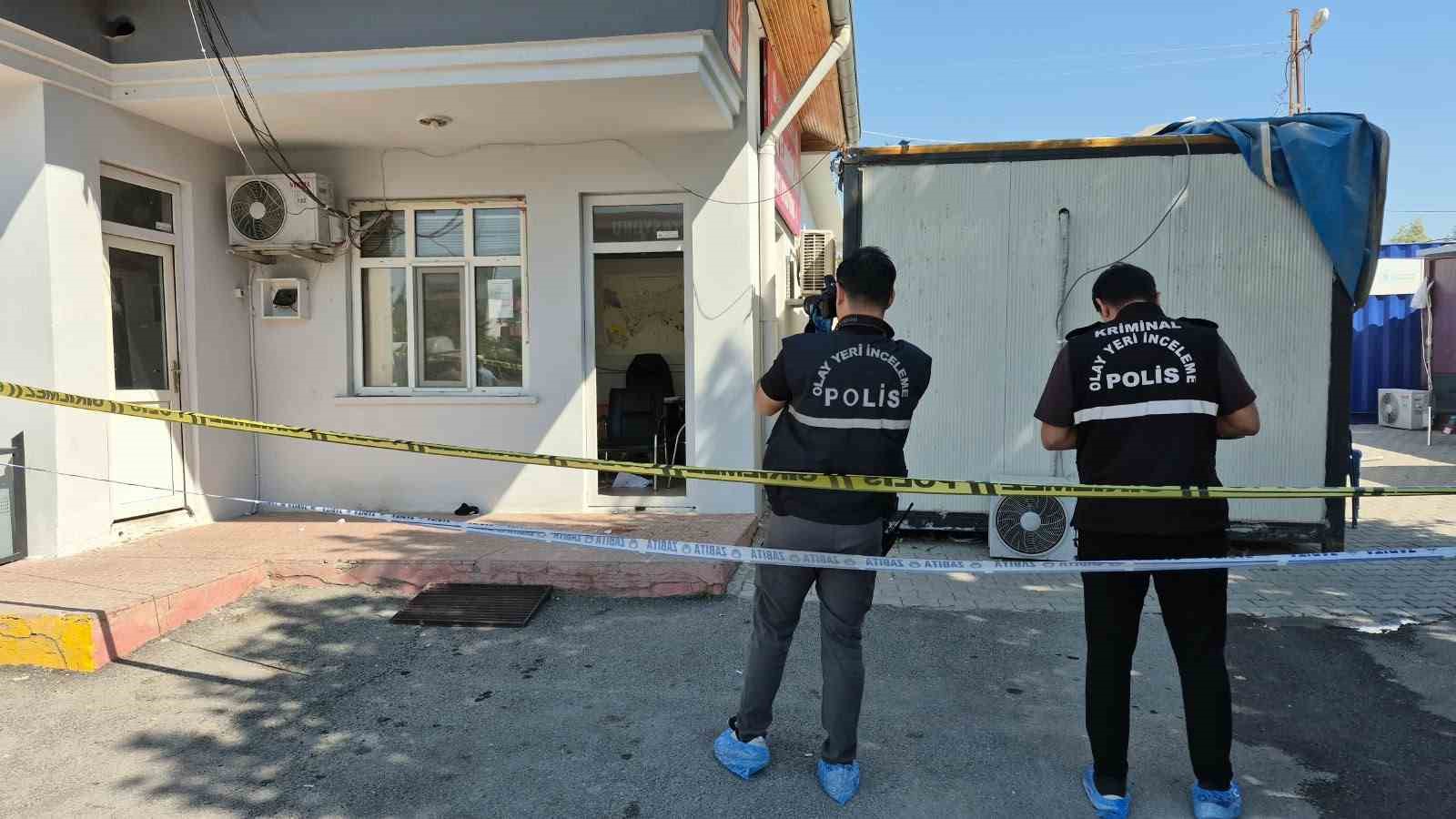 ADIYAMAN BELEDİYESİ EK HİZMET BİNASI BAHÇESİNDE 3 KİŞİNİN YARALANDIĞI SİLAHLI SALDIRININ, BELEDİYE ÇALIŞANLARININ KARIŞTIĞI MADDİ HASARLI TRAFİK KAZASININ ARDINDAN ÇIKAN TARTIŞMA NEDENİYLE MEYDANA GELDİĞİ ÖĞRENİLDİ.