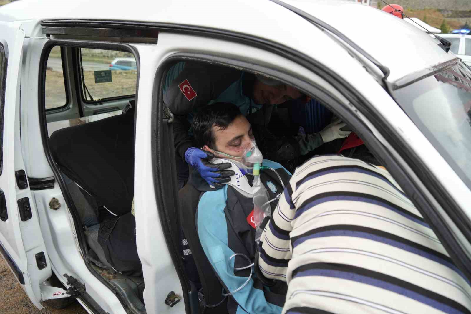 GÜMÜŞHANE’DE UMKE EKİPLERİ, HEYELAN SONRASI TRAFİK KAZASI SENARYOSUYLA MEDİKAL KURTARMA TATBİKATI GERÇEKLEŞTİRDİ.