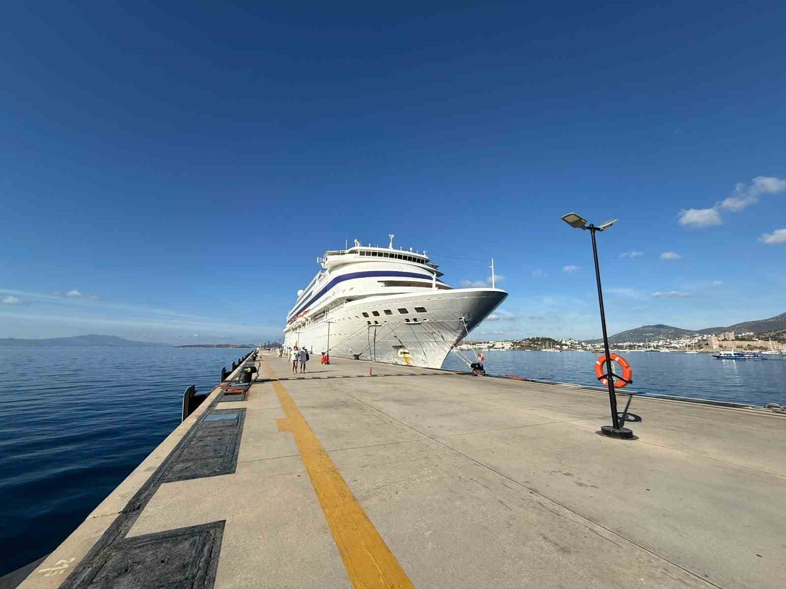 PALAU BAYRAKLI KRUVAZİYER "ASTORİA GRANDE", 447 YOLCUYLA BODRUM'A GELDİ.